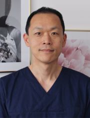 Dr. med. Chung Suk Yun ist Facharzt für Plastische und Ästhetische Chirurgie. Spezialgebiete sind Lidchirurgie, ästhetische Brustchirurgie und Intimchirurgie bei der Berger Privatklinik in Frankfurt am Main, Deutschland.