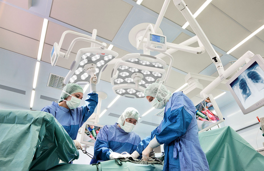 Frankfurter Operationszentrum Berger Klinik bietet Ärzten und Chirurgen für Operationen den Arthroskopieturm Synergy der Firma Arthrex mit HD-Auflösung. Er ermöglicht erstklassige Verfahren bei der orthopädischen Chirurgie.